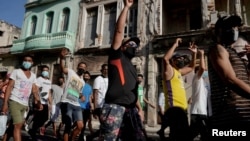 Cubanos gritan consignas durante protestas a favor y en contra de las gobierno, en medio del brote de la pandemia de COVID-19, en La Habana, Cuba, el 11 de julio de 2021. 