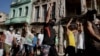 ARCHIVO - La gente grita consignas contra el gobierno durante una protesta en La Habana, Cuba, el 11 de julio de 2021.