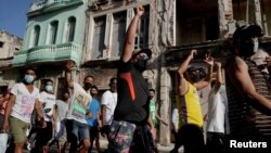 ARCHIVO - La gente grita consignas contra el gobierno durante una protesta en La Habana, Cuba, el 11 de julio de 2021.