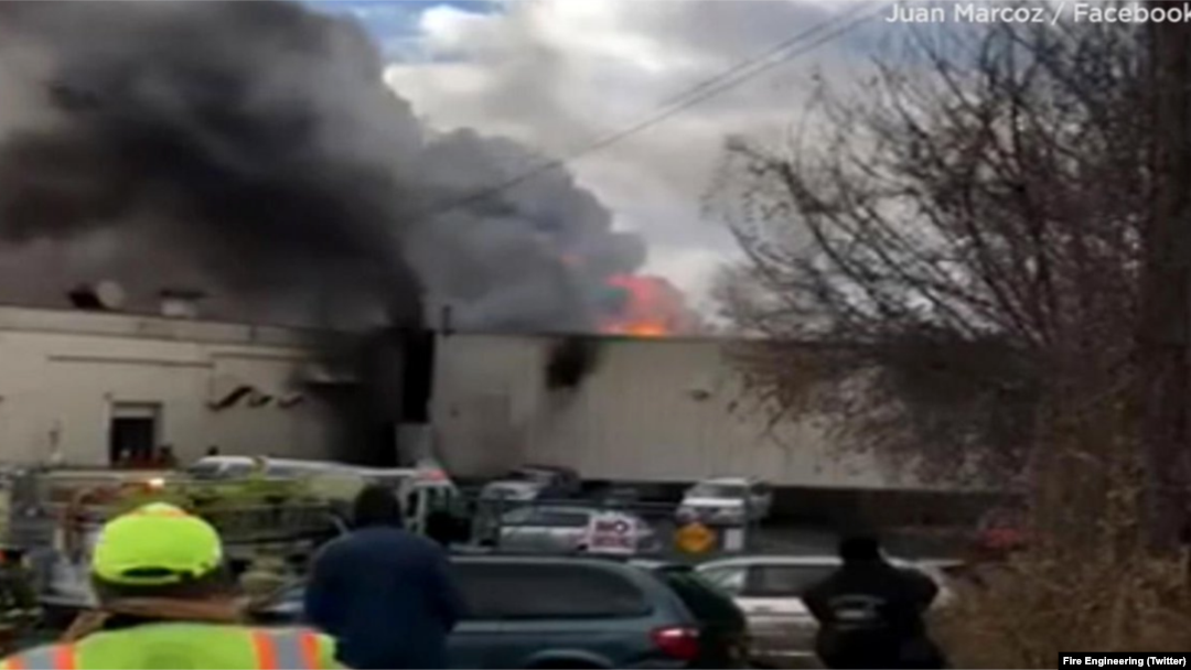 Las autoridades ordenaron un lugar de refugio tras la explosión. Foto: TW @fireengineering