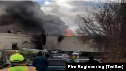 Las autoridades ordenaron un lugar de refugio tras la explosión. Foto: TW @fireengineering