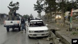 아프가니스탄 팍티아 주에서 미군을 노린 자살폭탄 테러가 발생한 가운데, 경찰이 현장을 조사 중이다.