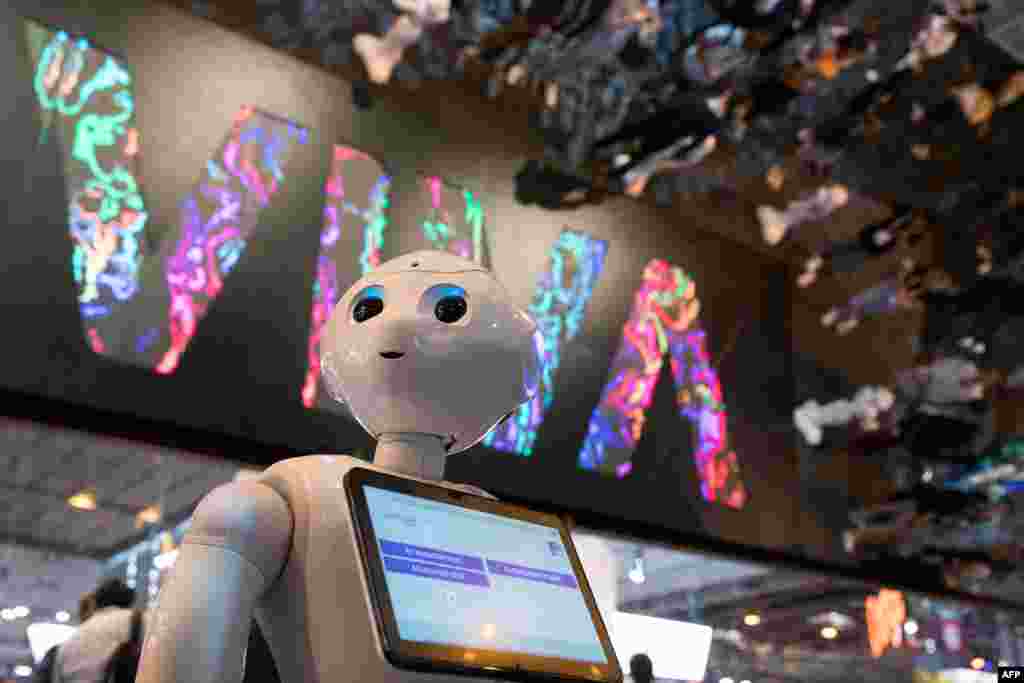 ربات مشهور انسان نما به نام پپر در نمایشگاه آخرین دستاوردهای تکنولوژی در پاریس