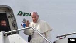 Pope Francis ao embarcar hoje para os Emiratos Árabes Unidos