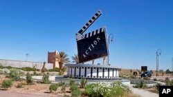 Un monument en clap dans un rond-point de la ville marocaine d'Ouarzazate où des dizaines de films étrangers sont tournés chaque année, le 29 janvier 2015