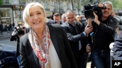 Calon presiden sayap kanan Perancis, Marine Le Pen tersenyum usai memotong rambutnya di Paris, Senin, 24 April 2017. (AP Photo/Michel Euler)