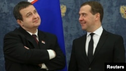 Russia's Prime Minister Dmitry Medvedev (R) and his Serbian counterpart Ivica Dacic attend a signing ceremony outside Moscow, Apr. 10, 2013.