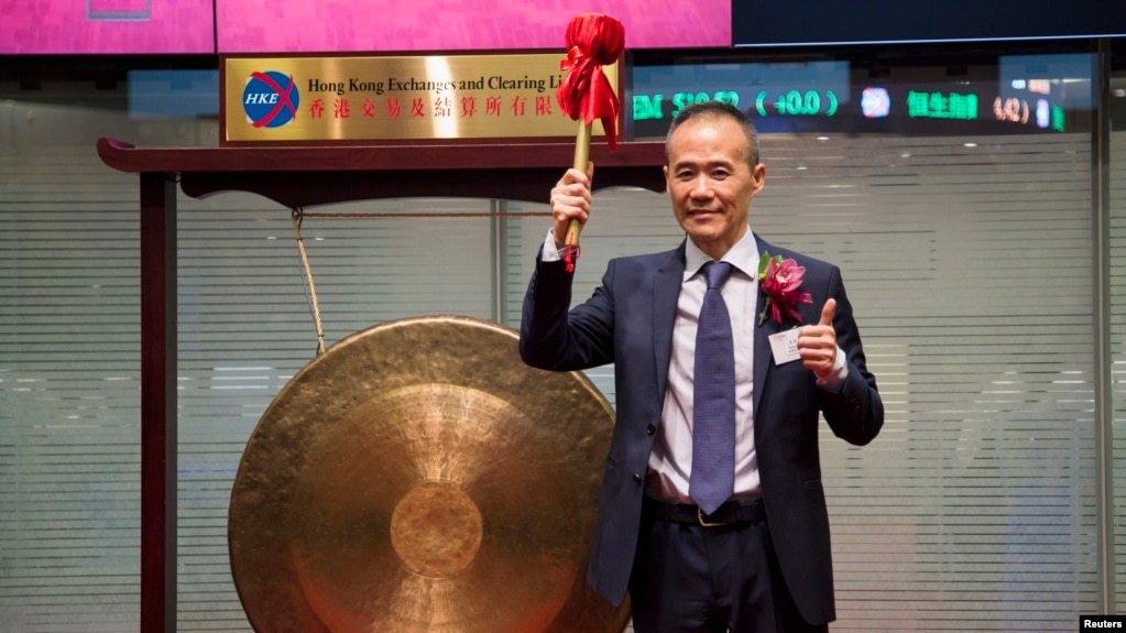 萬科公司在香港股票交易所上市，董事長王石在敲鑼之後（2014年6月25日）