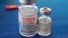 Esta foto de archivo del 21 de septiembre de 2021 muestra viales de las vacunas Pfizer y Moderna COVID-19 en Jackson, Mississippi, EE. UU.