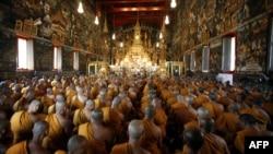 Para biksu Thailand berdoa pada upacara agama yang menandai ulang tahun ke-84 Raja Bhumibol Adulyadej yang dipuja banyak kalangan. (Foto: Dok)