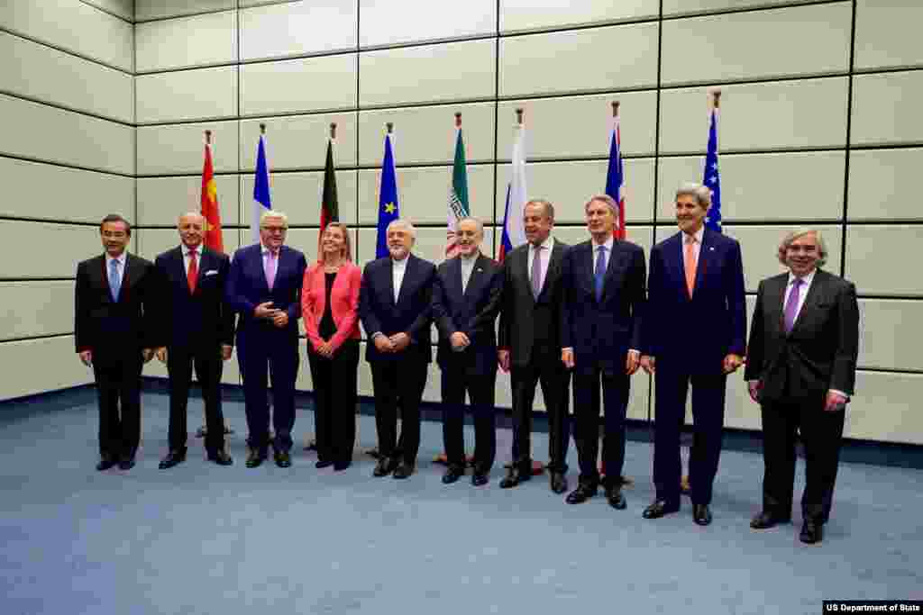 عکس دسته جمعی وزیران خارجه گروه ۱+۵ و ایران به همراه فدریکا موگرینی، ارنست مونیز و علی اکبر صالحی - ۱۴ ژوئیه ۲۰۱۵
