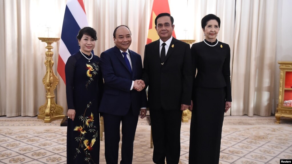 Thủ tướng Việt Nam Nguyễn Xuân Phúc (thứ hai bên trái) gặp Thủ tướng Thái Lan Prayuth Chan-o-cha, tại Bangkok, ngày 17/8/2017.