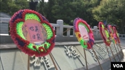 金門太武山公墓紀念八二三戰役陣亡者的花圈。（蕭洵攝影） 