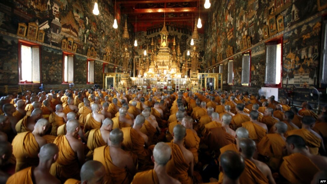 Para biksu Thailand berdoa pada upacara agama yang menandai ulang tahun ke-84 Raja Bhumibol Adulyadej yang dipuja banyak kalangan. (Foto: Dok)