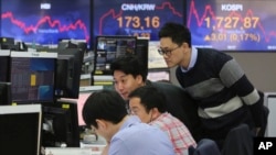 Comerciantes de divisas observan los monitores en Seúl, Corea del Sur.