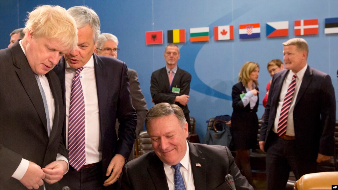 Menteri Luar Negeri AS Mike Pompeo (kanan), berbicara dengan Menteri Luar Negeri Inggris Boris Johnson (kiri), dan Menteri Luar Negeri Belgia Didier Reynders (tengah), selama pertemuan Dewan Atlantik Utara di markas NATO di Brussel, Jumat, 27 April 2018.
