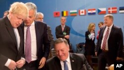 Menteri Luar Negeri AS Mike Pompeo (kanan), berbicara dengan Menteri Luar Negeri Inggris Boris Johnson (kiri), dan Menteri Luar Negeri Belgia Didier Reynders (tengah), selama pertemuan Dewan Atlantik Utara di markas NATO di Brussel, Jumat, 27 April 2018.