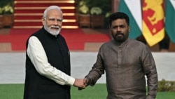 Perdana Menteri India Narendra Modi (kiri) dan Presiden Sri Lanka Anura Kumara Dissanayake berjabat tangan sebelum pertemuan mereka di Hyderabad House di New Delhi, 16 Desember 2024.