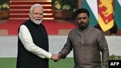 Perdana Menteri India Narendra Modi (kiri) dan Presiden Sri Lanka Anura Kumara Dissanayake berjabat tangan sebelum pertemuan mereka di Hyderabad House di New Delhi, 16 Desember 2024.