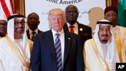 Shugaban Amurka Donald Trump da Sarkin Saudiya Salman yayin ziyararsa zuwa kasashen Larabawa