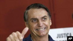 En esta foto del 7 de octubre de 2018, se ve al entonces candidato Jair Bolsonaro en una mesa electoral en Río de Janeiro, Brasil.