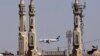 Un avion d'EgyptAir passe devant les minarets d'une mosquée alors qu'il s'approche de l'aéroport international du Caire, au Caire, en Égypte, le 21 mai 2016. (AP Photo/Amr Nabil)