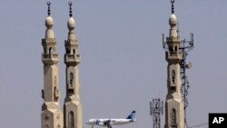 Pesawat EgyptAir terbang melintasi menara masjid di Bandara Internasional Kairo, Kairo, Mesir, 21 Mei 2016. (Foto: dok).