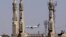Un avion d'EgyptAir passe devant les minarets d'une mosquée alors qu'il s'approche de l'aéroport international du Caire, au Caire, en Égypte, le 21 mai 2016. (AP Photo/Amr Nabil)