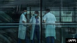 Des agents de la santé à l'hôpital Pompidou en France. (Photo: JOEL SAGET / AFP)