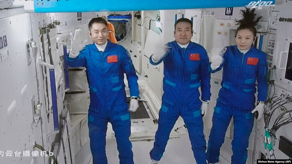 资料照片：中国三名航天局抵达中国空间站（2021年10月16日）(photo:VOA)