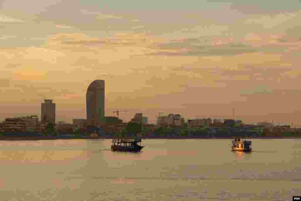 View of Phnom Penh in late afternoon from the other side of the Mekong River, September 27, 2014. (Nov Povleakhena/VOA Khmer)