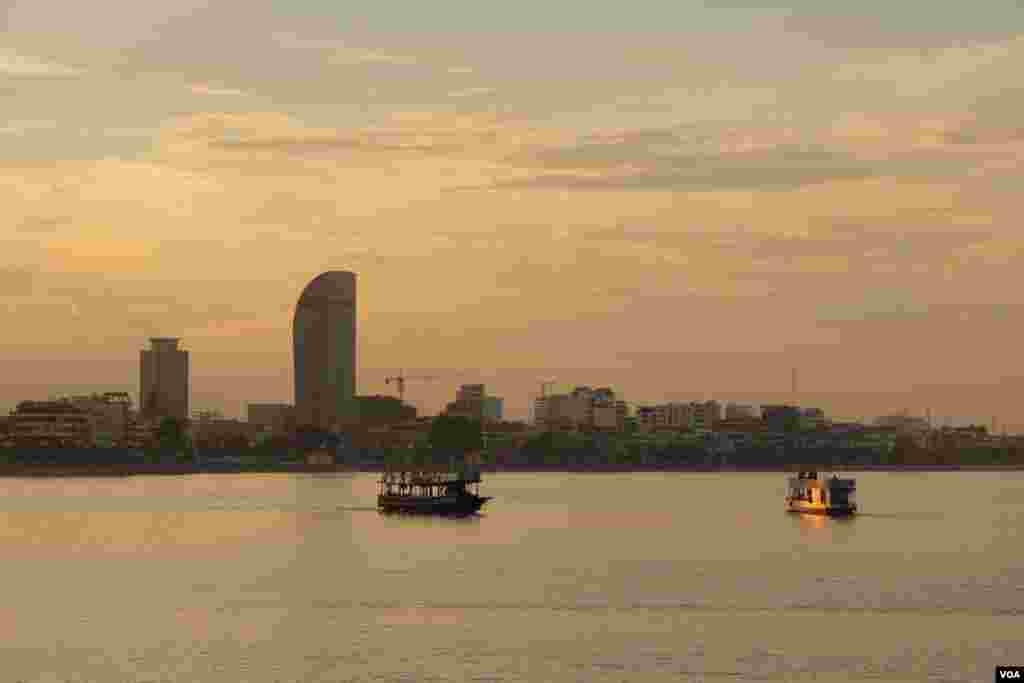 View of Phnom Penh in late afternoon from the other side of the Mekong River, September 27, 2014. (Nov Povleakhena/VOA Khmer) 