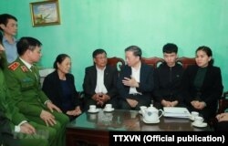 Đại tướng Tô Lâm, Bộ trưởng Bộ Công an, đến chia buồn với gia đình của một trong những viên công an tử vong trong vụ Đồng Tâm, Hà Nội, ngày 11 tháng 1, 2020.