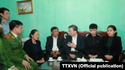 Đoàn công tác Bộ Công an do Đại tướng Tô Lâm, Bộ trưởng Bộ Công an, làm Trưởng đoàn đến chia buồn với gia đình của một trong những viên chức công an tử vong trong vụ đụng độ với người dân ở Đồng Tâm, Hà Nội, ngày 11 tháng 1, 2020.