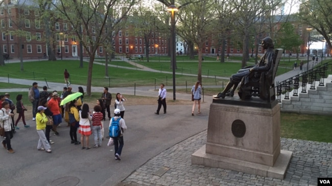 亚洲游客参观哈佛校园(2015年资料照片)