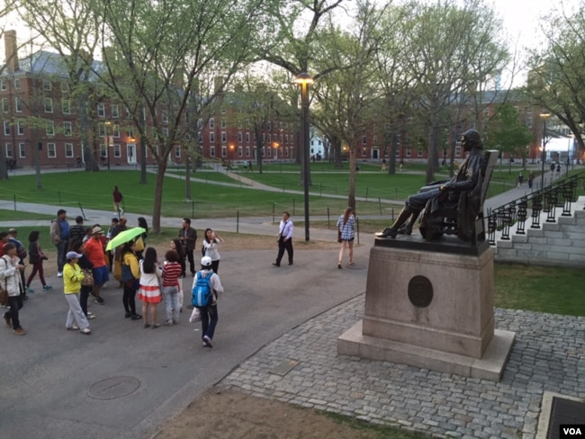 亚洲游客参观哈佛校园。（资料照）