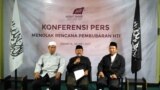 Para pengurus pimpinan pusat HTI dalam sebuah konferensi pers di kantor HTI Pusat Jakarta Mei 2017. (Foto: Andylala/VOA)