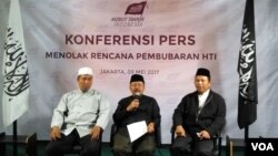 Para pengurus pimpinan pusat HTI dalam sebuah konferensi pers di kantor HTI Pusat Jakarta Mei 2017. (Foto: Andylala/VOA)