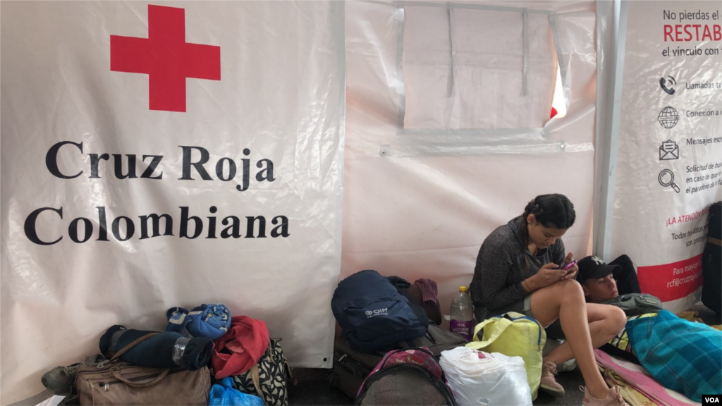 Una joven pareja venezolana espera con los demás la posibilidad de cruzar hacia Ecuador. Ipiales, Colombia, 11 de septiembre de 2019. Foto: Celia Mendoza - VOA. 