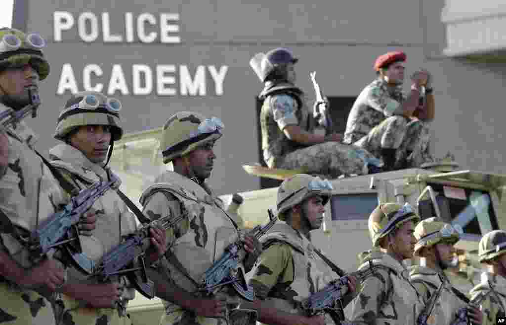 Egyptian army soldiers stand alert outside the police academy in Cairo, August 3, 2011. Ousted President Hosni Mubarak, together with his two sons Alaa and Gamal, his security chief Habib el-Adly and six top police officers, face trial on charges of corru