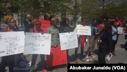 An gudanar da zanga-zanga yau talata 6/5/2014 a kofar ofishin jakadancin najeriya dake Washington, DC, kan neman da a ceto dalibai mata na Chibok da 'yan Boko Haram suka sace