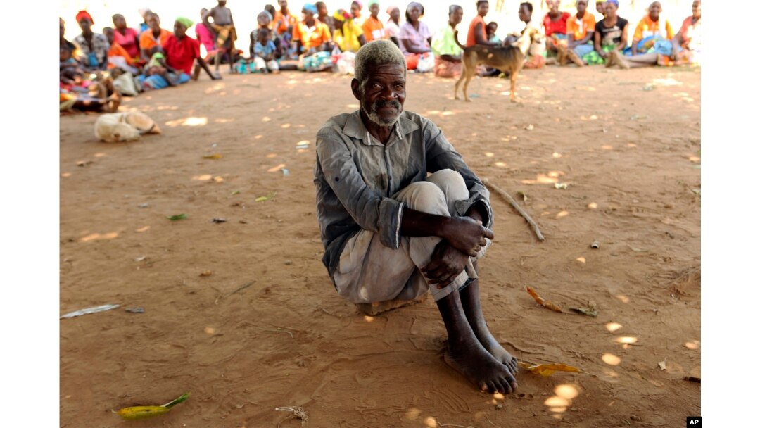 . Seorang pria menunggu pembagian bantuan makanan di luar kamp untuk para pengungsi Topan Idai di Dombe, Mozambik, 4 April 2019.