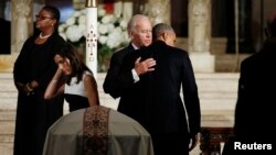 Presiden AS Barack Obama memeluk Wakil Presiden Joe Biden dalam upacara pemakaman putra Biden, Beau, di Gereja St. Anthony of Padua, Wilimington, Delaware, AS (6/6). (Reuters/Kevin Lamarque)