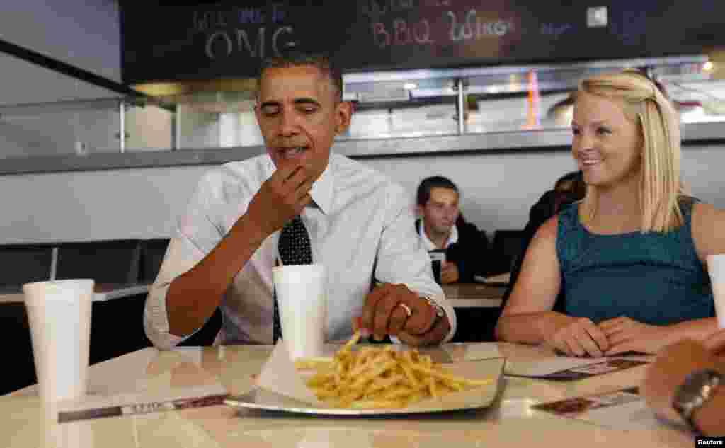En una mesa redonda con personas que votar&aacute;n por primera vez, Obama prob&oacute; papas fritas en OMG Burger, en Miami, Florida, el 20 de septiembre pasado.