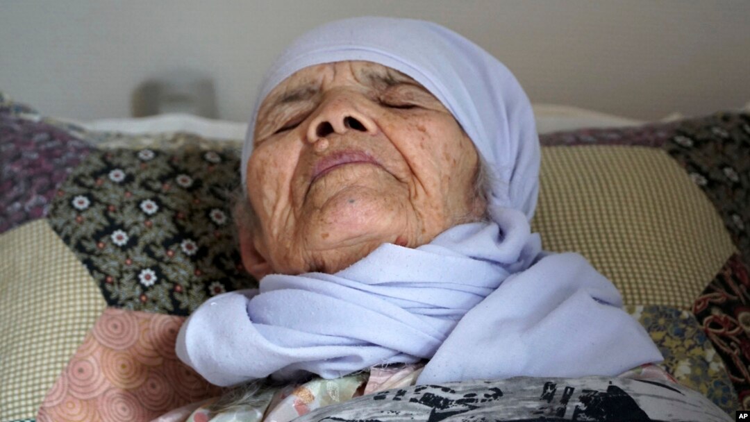 Avganistanska izbeglica Bibihal Uzbeki, 106 godina stara, ležu u krevetu u Hovi, Švedska, 3. septembra 2017.
