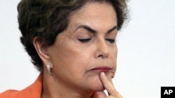 Tổng thống Rousseff tố cáo các đối thủ chính trị của bà trong đó có Phó Tổng thống Michel Temer âm mưu đảo chính. 