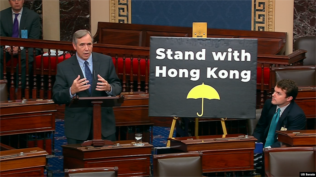 在参议院全院即将无异议通过《香港人权与民主法案》之际，俄勒冈州民主党联邦参议员默克利(Jeff Merkley)在院会发表演说。（2019年11月19日）(photo:VOA)