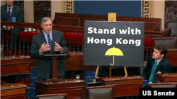 在參議院全院即將無異議通過《香港人權與民主法案》之際，俄勒岡州民主黨聯邦參議員默克利(Jeff Merkley)在院會發表演說。（2019年11月19日）