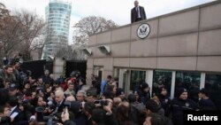 Dubes AS untuk Turki Francis Ricciardone berbicara di hadapan media di luar Kedubes AS di Turki setelah insiden bom bunuh diri di Kedubes tersebut (1/2/2013) 