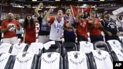 Toronto Raptors fans cheer the team before a playoff game, Monday, May 9, 2016, in Miami. (AP Photo/Alan Diaz)